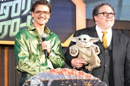 『スター・ウォーズ／マンダロリアン・アンド・グローグー』(5月22日日米同時公開)のジャパンプレミアでグローグーとニッコリのペドロ・パスカル＆ジョン・ファヴロー監督