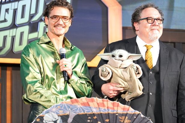 『スター・ウォーズ／マンダロリアン・アンド・グローグー』(5月22日日米同時公開)のジャパンプレミアでグローグーとニッコリのペドロ・パスカル＆ジョン・ファヴロー監督
