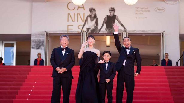 満面の笑顔を見せる4人