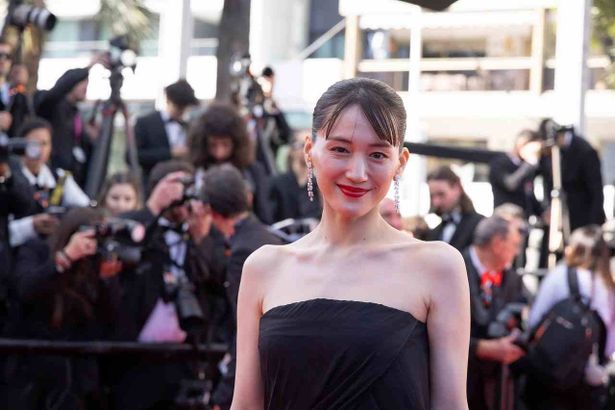 【写真を見る】綾瀬はるかのデコルテが美しいドレス姿に観客は目がくぎ付け！