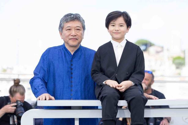 青いノーカラーシャツの是枝裕和監督と黒いスーツ姿がかわいい桒木里夢