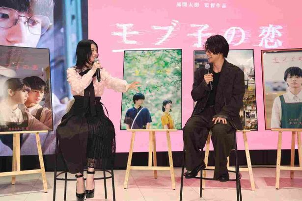 【写真を見る】桜田ひよりと木戸大聖が、ポスター撮影の舞台裏について談笑！