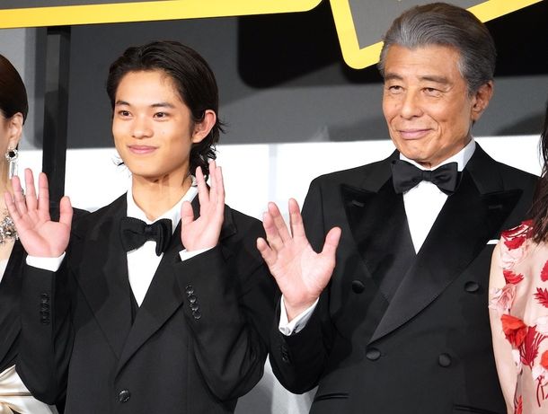 映画『免許返納!?』プレミアイベントの舞台挨拶で笑顔を見せる主演の舘ひろし、共演の黒川想矢