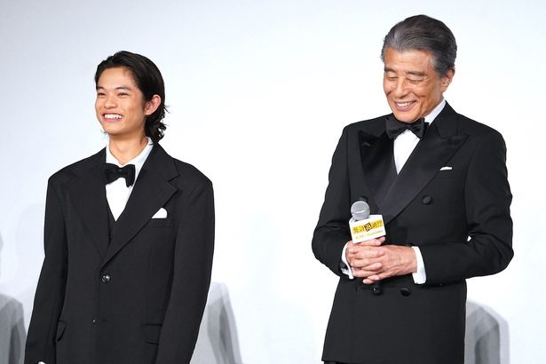 共演者のコメントに照れる場面も