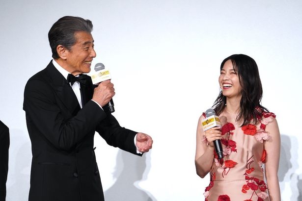 宇崎にツッコミを入れる舘を楽しそうに見つめる西野