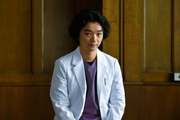 【写真を見る】四股切断を笑顔で説得…染谷演じる漆原の冷たい眼差しは正気か、狂気か？