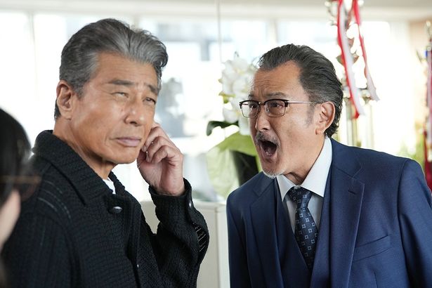 世間の流れに乗って南条に免許返納させようとする三宅