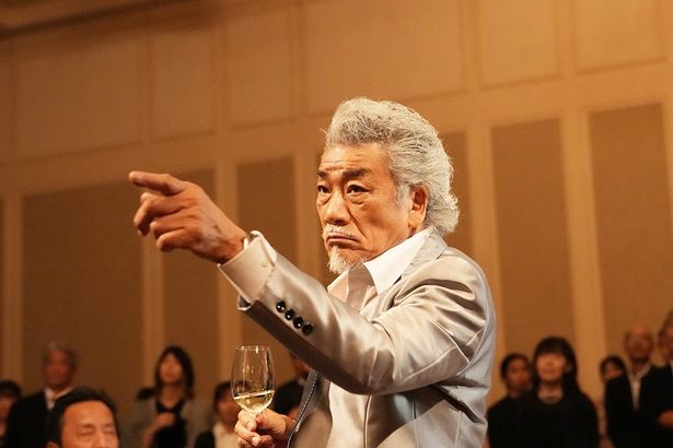 宇崎竜童演じる南条のライバル俳優、尾崎誠