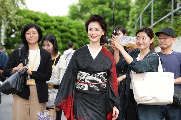大地真央演じる尾崎の最初の妻、加藤麗子
