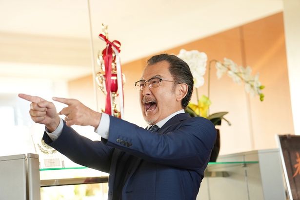吉田鋼太郎演じる南条の事務所社長、三宅篤