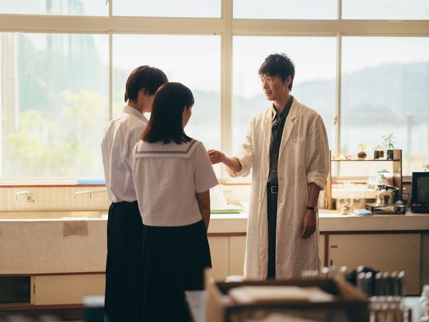 櫂と暁海が通う高校の化学教師、北原草介を演じる長谷川博己
