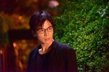 殺人事件の容疑者に追い詰められていく耶雲(岩田剛典)