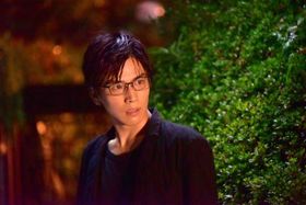 殺人事件の容疑者に追い詰められていく耶雲(岩田剛典)