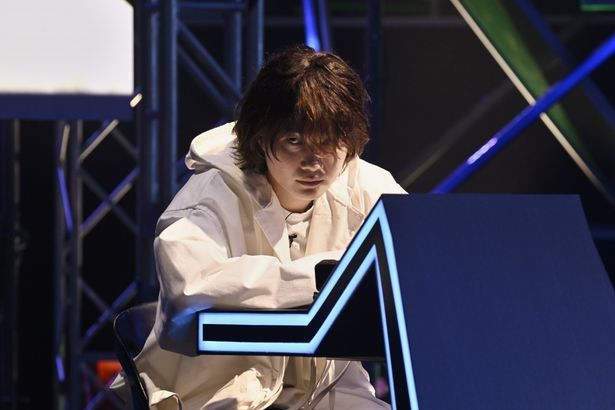 【写真を見る】神木隆之介が演じる、天才的な記憶力を武器にのしあがってきた本庄絆