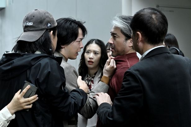 三島は番組の成功しか考えていない坂田に反発するが、真実を突き止める決意をする