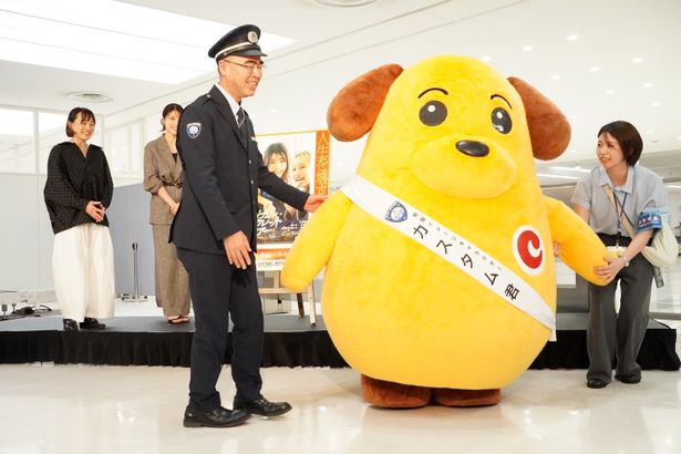 【写真を見る】税関イメージキャラクター、カスタム君の愛らしい動きに有村架純も笑顔！