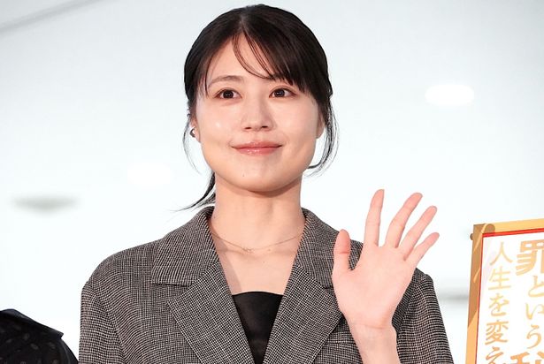 笑顔で手を振った