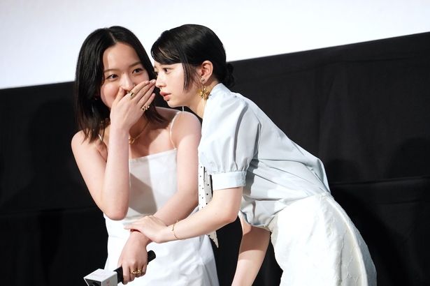 【写真を見る】真剣な表情！？ネタバレかどうかを確認中の桜田ひよりと早瀬憩。