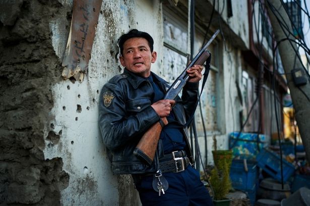 港町「ホープ湾」の警察署長・ボムソクを演じるファン・ジョンミン