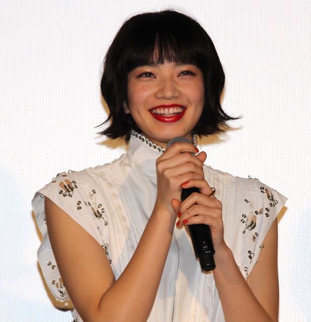 初日舞台挨拶に登壇した小松菜奈