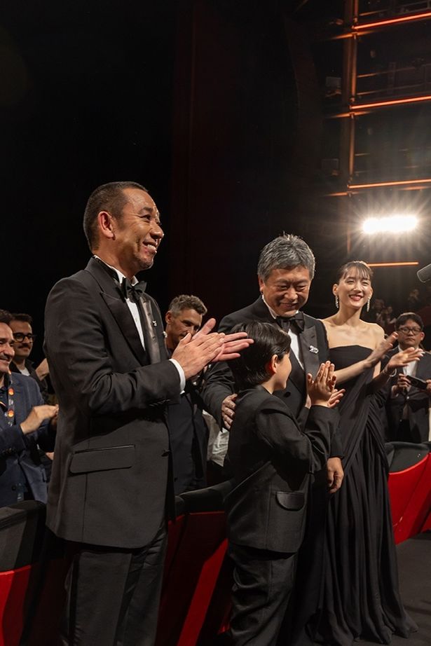カンヌ国際映画祭での公式上映後にスタンディングオベーションを浴びる是枝監督とキャスト