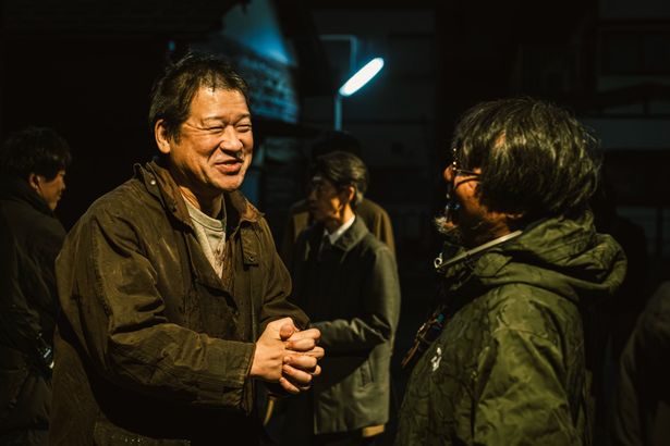 リラックスした表情の“名無し”役の佐藤二朗
