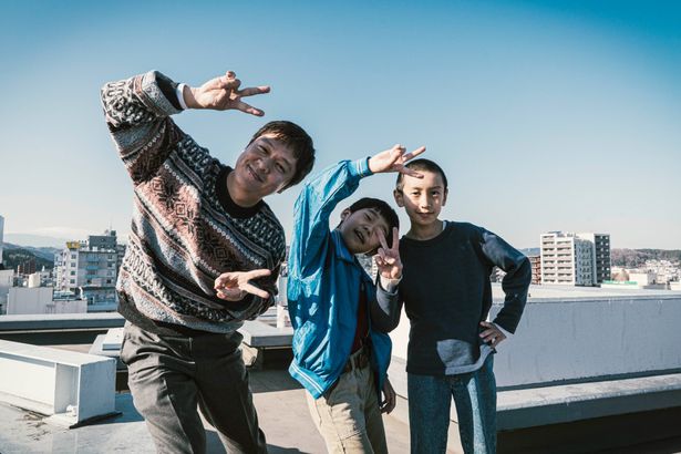 “名無し”の幼少期を演じる和彦と照夫の息子を演じた嶋田鉄太と丸山の3ショット