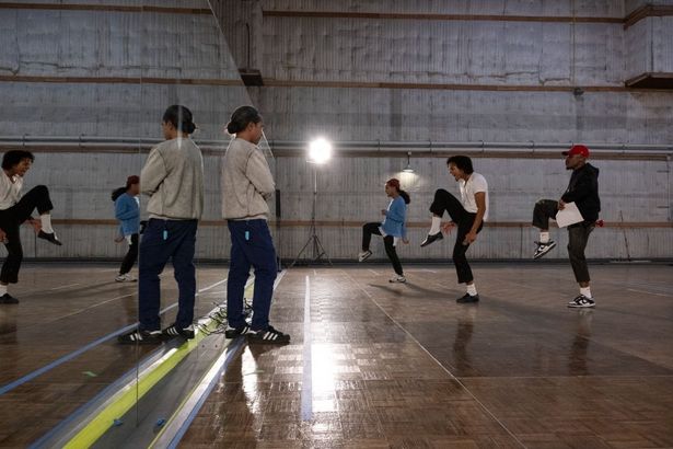 ダンスの練習風景をとらえたメイキング写真も
