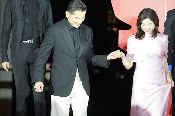 【写真を見る】本木雅弘、ピンク色のドレスを着た吉高由里子を華麗にエスコート