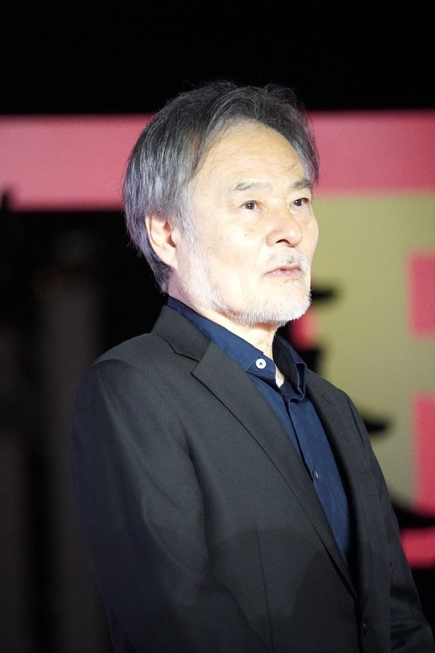 周囲にお礼を述べた黒沢清監督