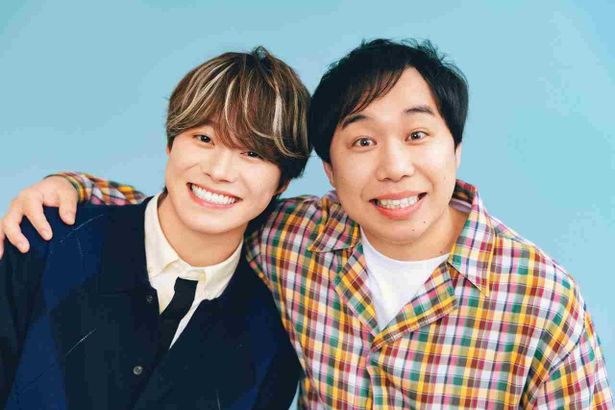 【写真を見る】せいやが大橋和也の肩を組み、2人で笑顔！