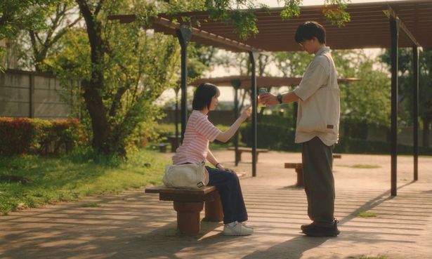 桜田ひよりと木戸大聖が、繊細な感情表現でみずみずしい恋心を体現している