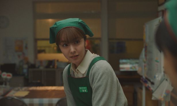 信子に時に厳しくも愛のある指導をする篠崎を演じた唐田えりか