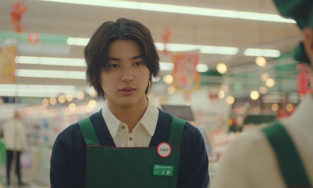 自信家な性格から信子が少し手を焼く新人アルバイト・大野を演じる荒木飛羽
