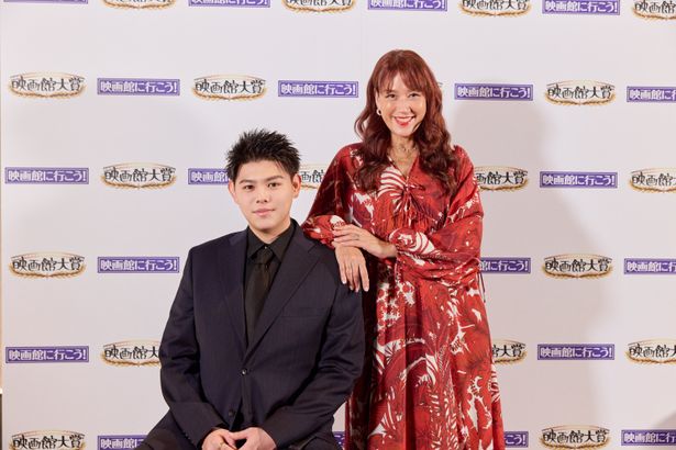 【写真を見る】アンバサダーを務めたLiLiCoとLEO。お互いへの信頼感が伝わる撮りおろし