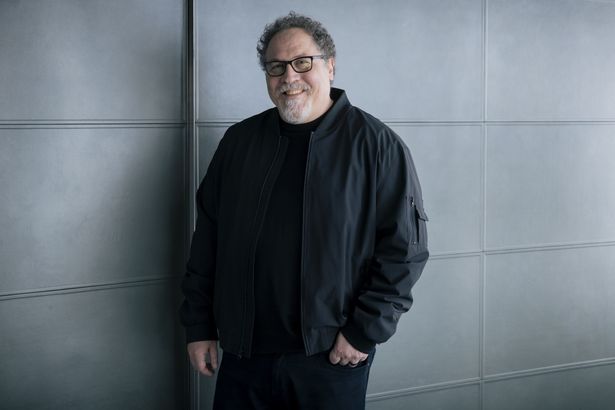 『シェフ 三ツ星フードトラック始めました』やMCUシリーズなどで俳優としても活躍するジョン・ファヴロー