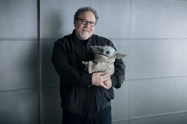 【写真を見る】グローグーを愛おしそうに抱きしめるジョン・ファヴロー監督。「スター・ウォーズ」愛をたっぷり語った！