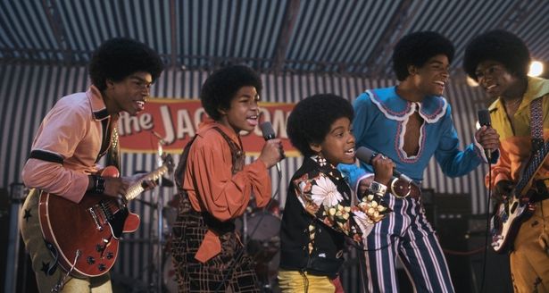 ジャクソン5時代まで遡りながら生涯が語られていく(『Michael／マイケル』)
