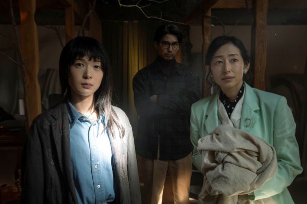 霊媒師の愛里は、亡霊を祓うために訪れた屋敷でおぞましい怪現象に巻き込まれていく