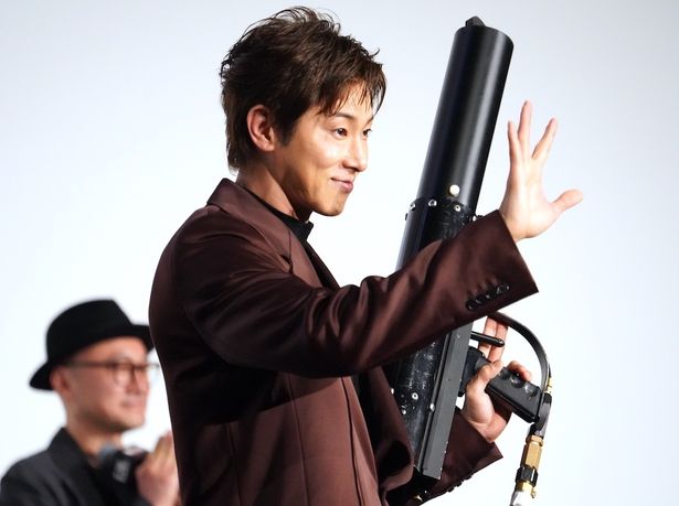韓国のエリート刑事であるチェ・シウ役のユンホ