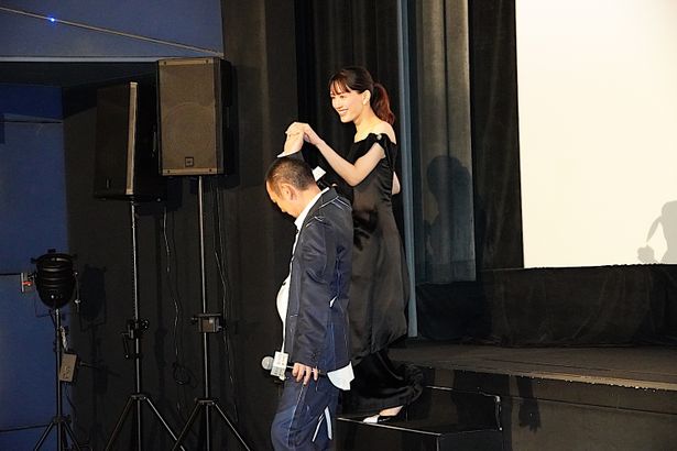 【写真を見る】降壇時にもエスコート炸裂！大悟が、ブラックドレスの綾瀬はるかの手を取った
