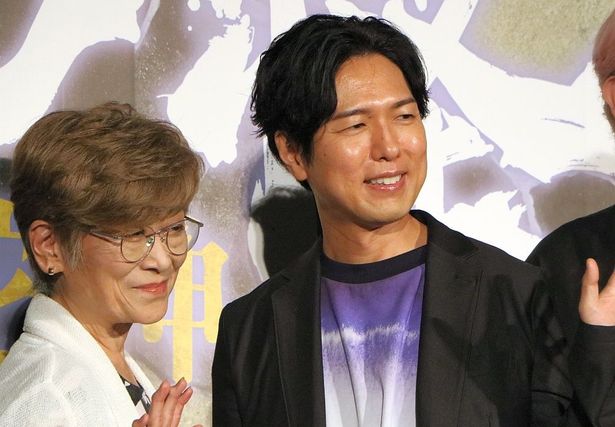【写真を見る】(左から)榊原良子、神谷浩史。「全力投球しないとできない役だった」と榊原