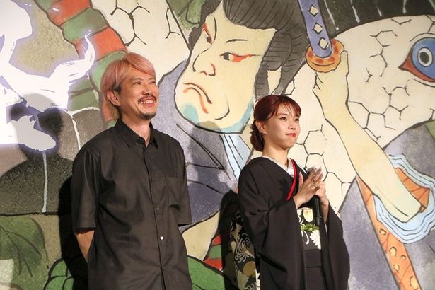 坂下役の細見大輔(写真左)