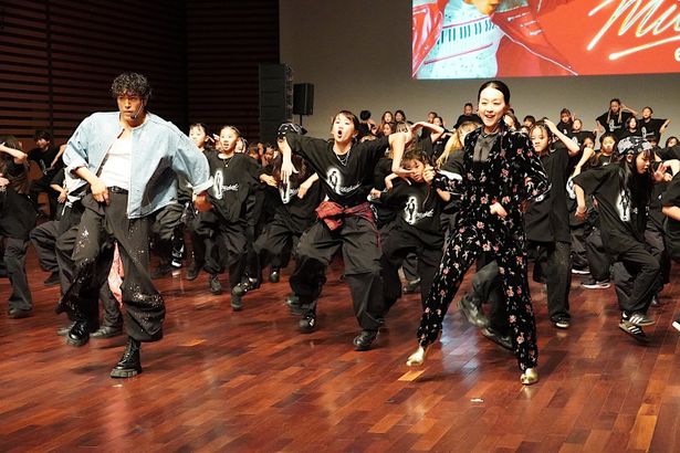  【写真を見る】中務裕太＆浅田真央、迫力のダンスを披露！