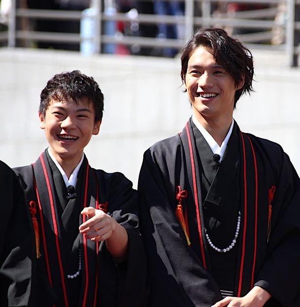 【写真を見る】福士蒼汰、羽織袴姿で満面の笑みを見せる