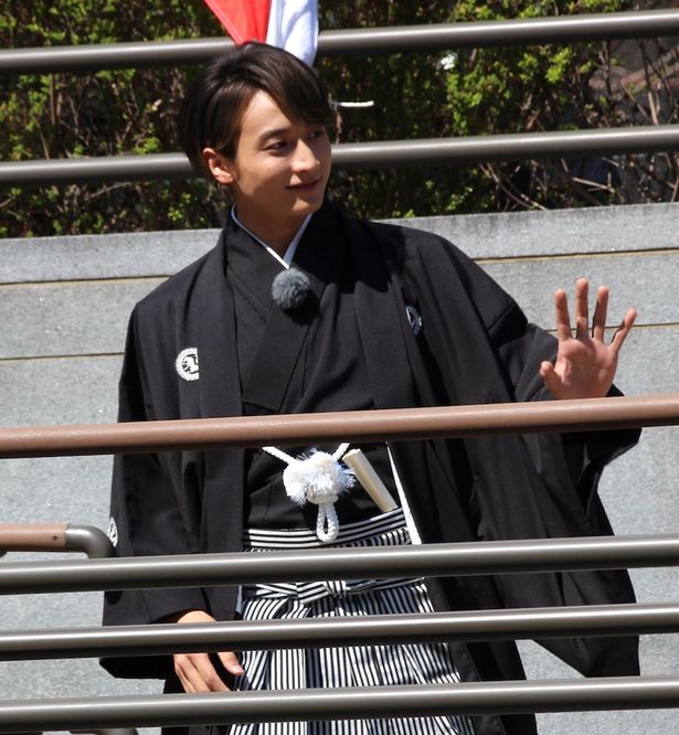 手を振って声援に応える小関裕太