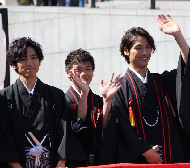 笑顔で手を振る福士蒼汰