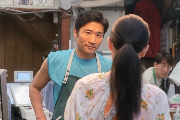 乾物屋の店主役のソウジ・アライ