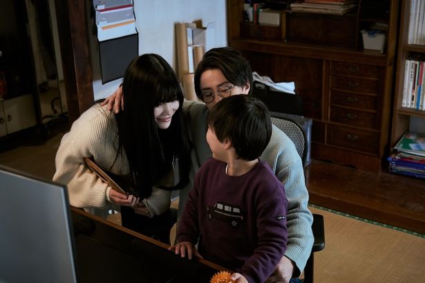 穏やかな時間を過ごす稔たち家族