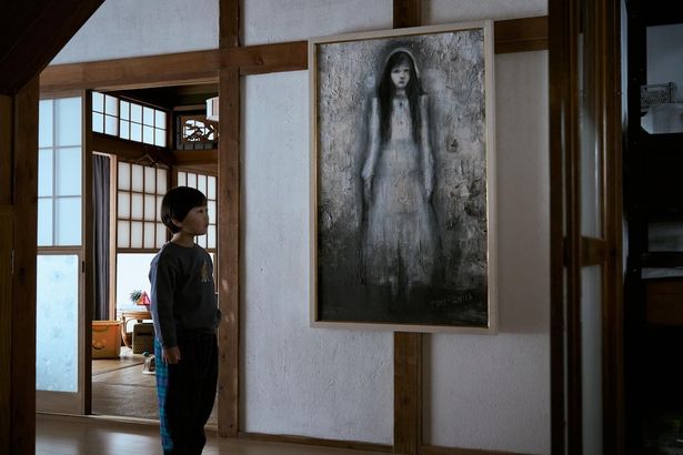 家の中の大きな白い女の絵を見る晶